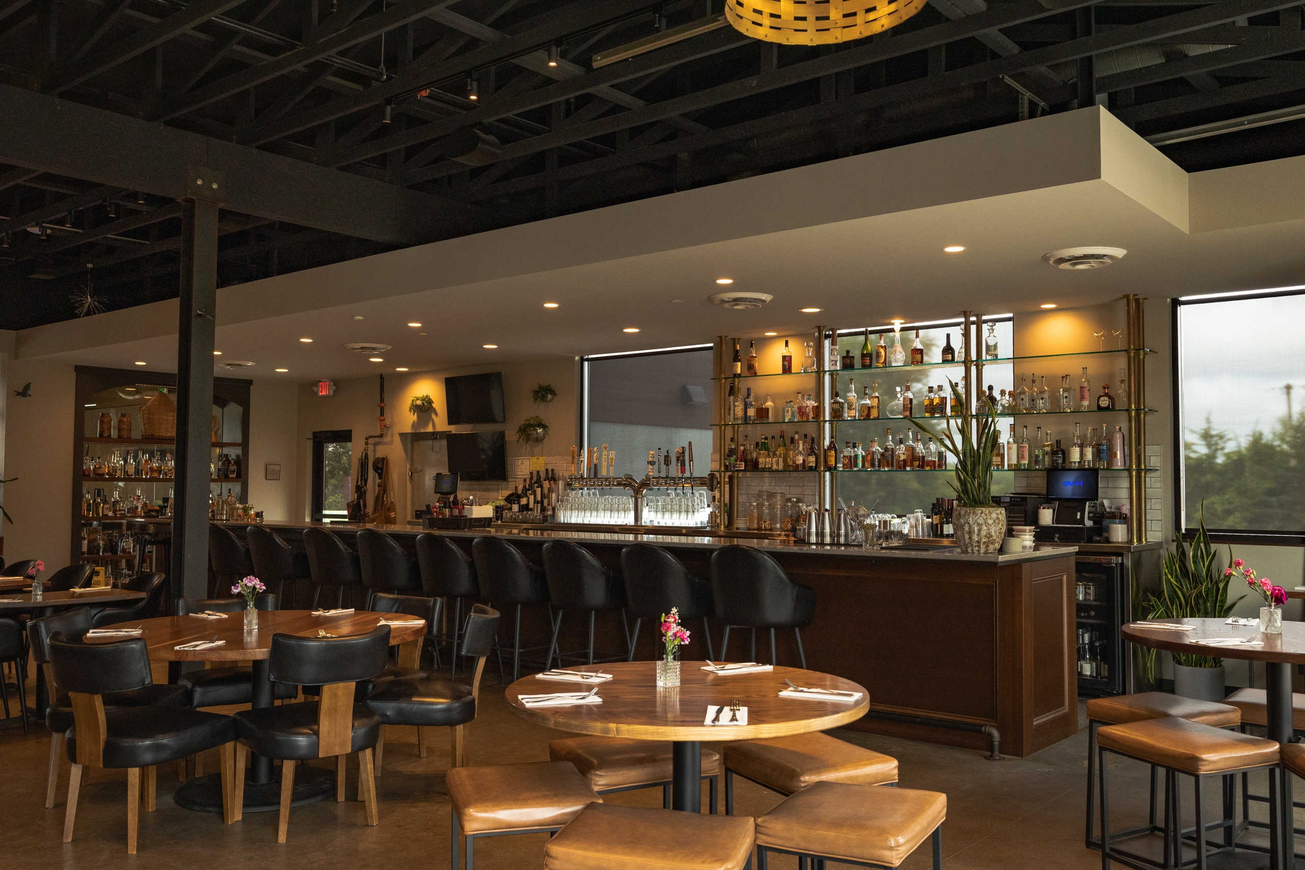 Buddy Boy dining room and full bar